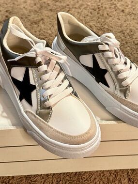 White Platform Sneakers with Black Star Accent and Beige Trim